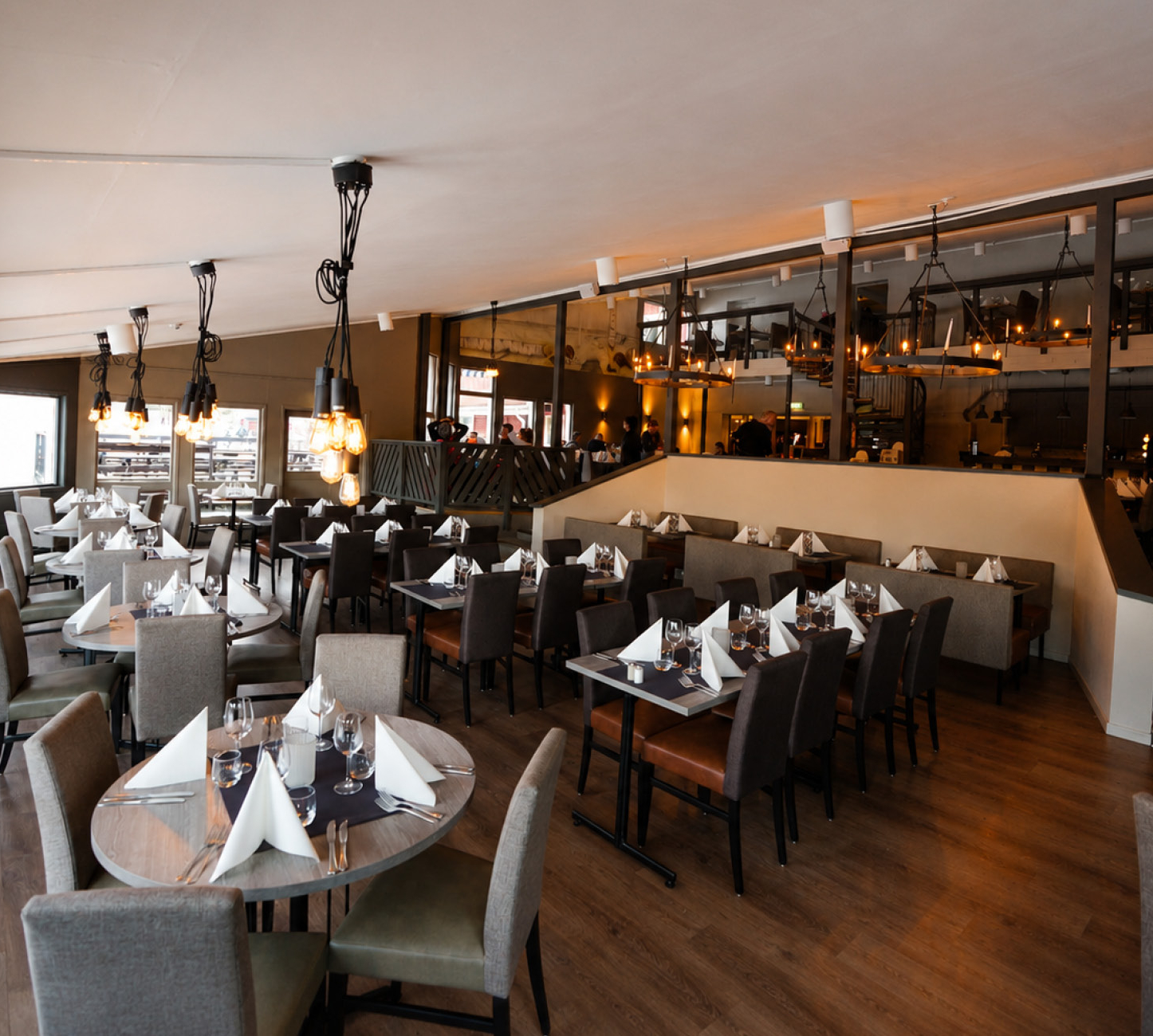 Dukad restaurang på Hassela Ski Resort med bord, stolar och varm belysning.