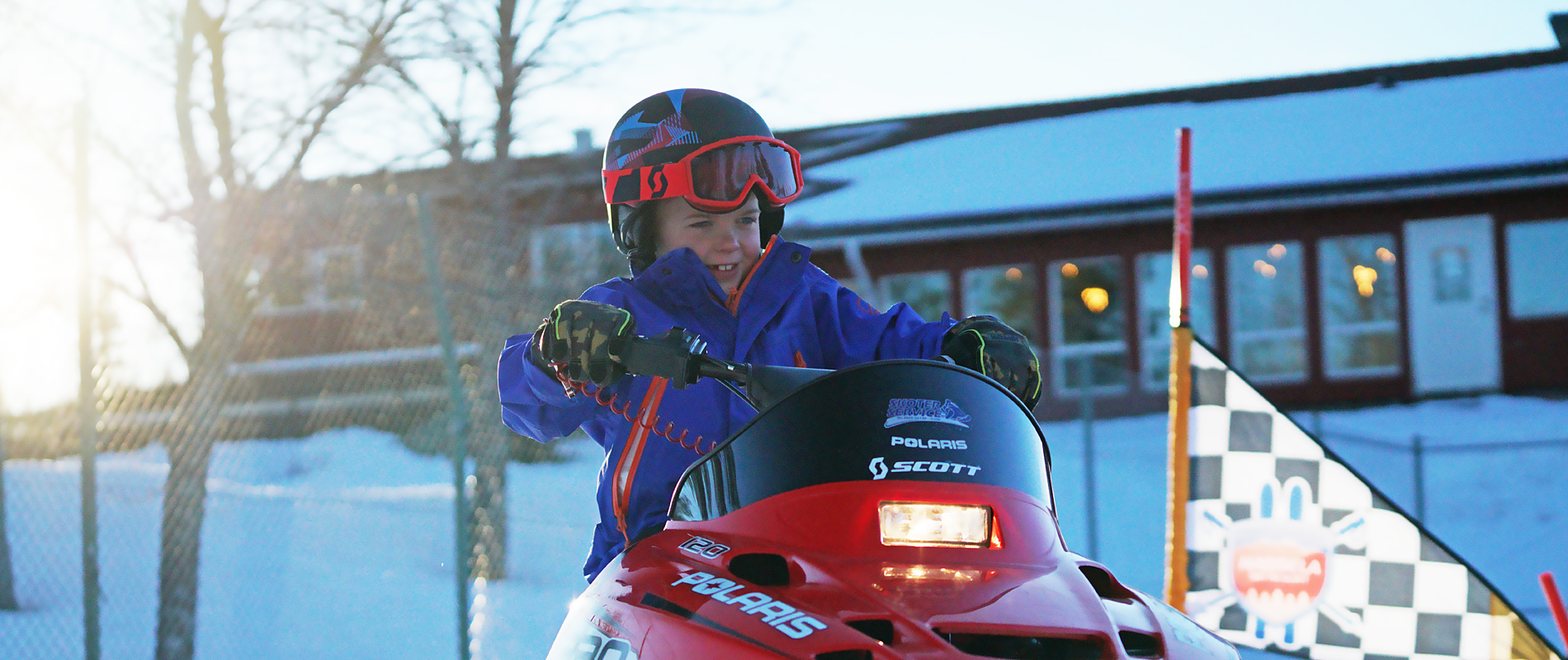 Barn kör miniskoter på en inhängnad bana vid hotelltorget i Hassela Ski Resort.