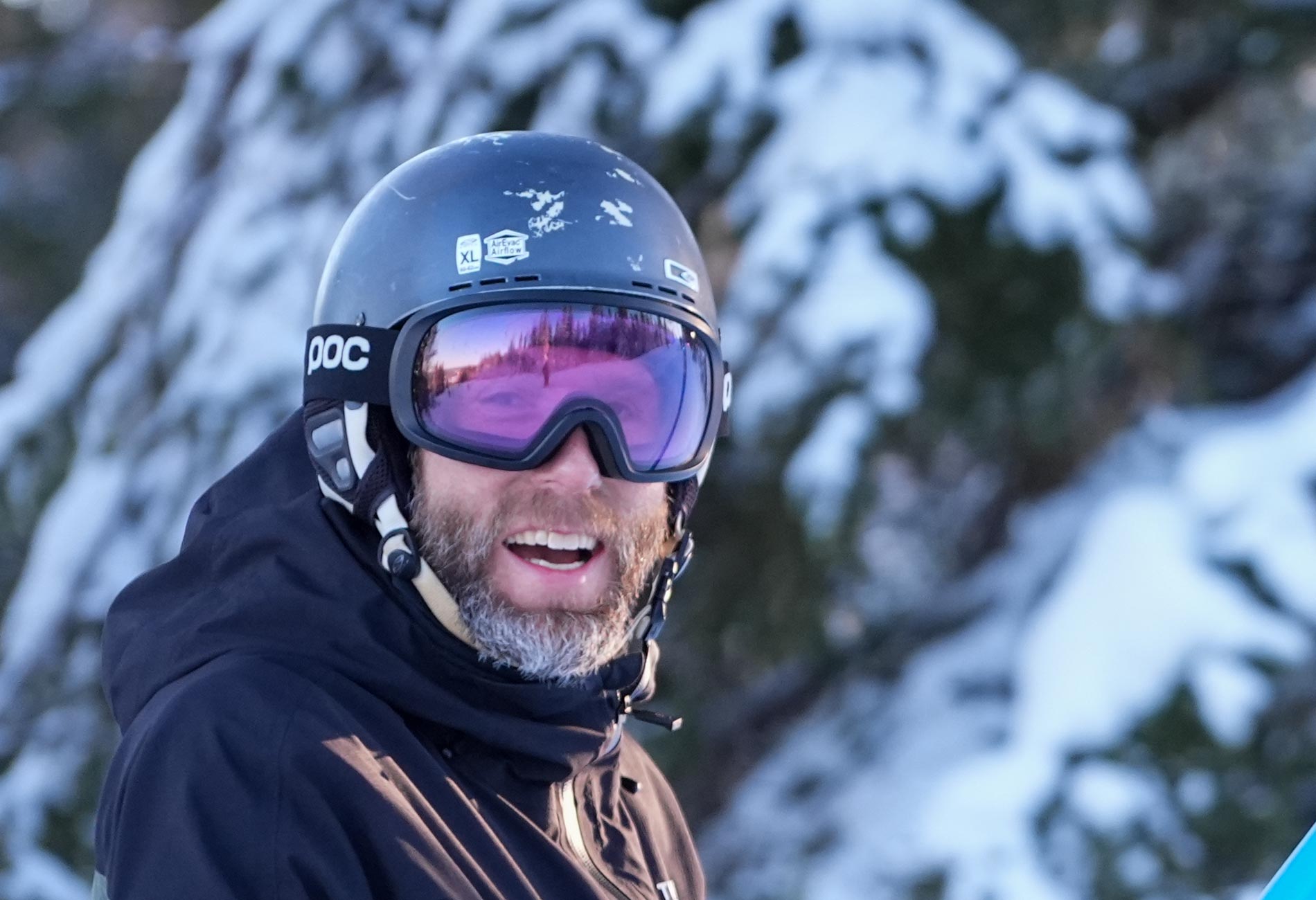 Glad skidåkare i liften på Hassela Ski Resort – prisvärd skidsemester med fjällkänsla nära till hands