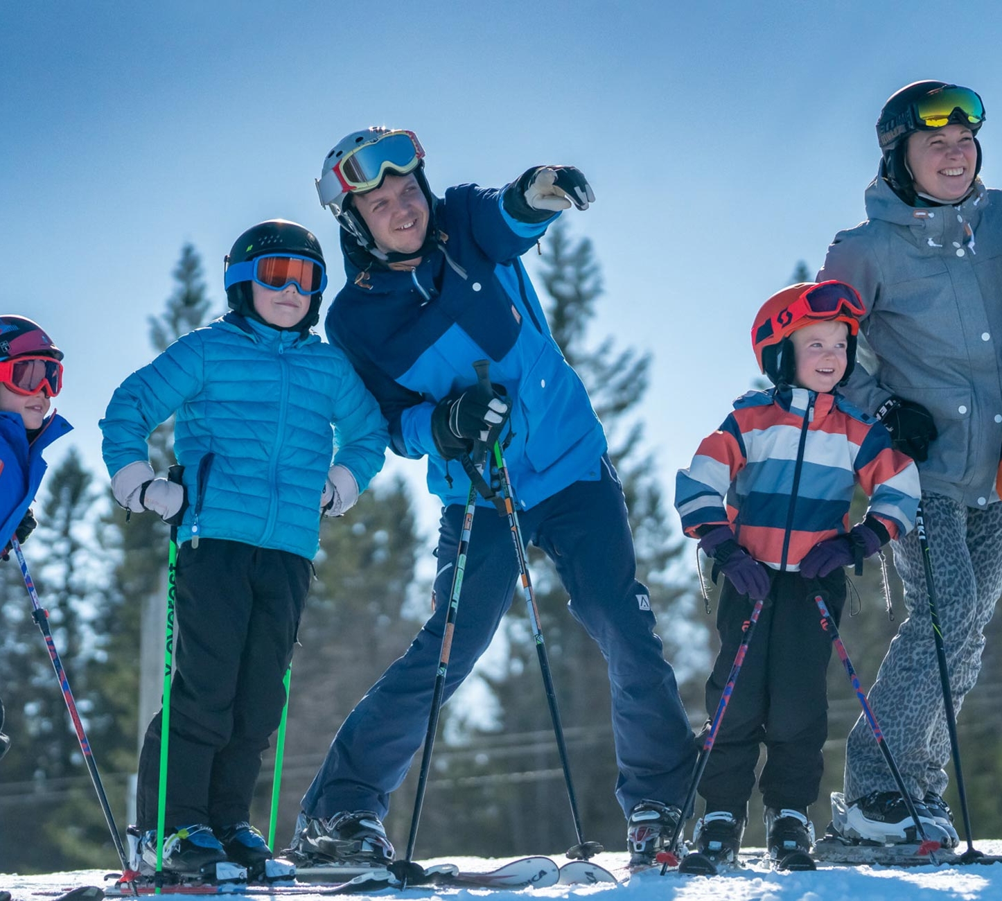 Familj på prisvärd skidsemester i Hassela