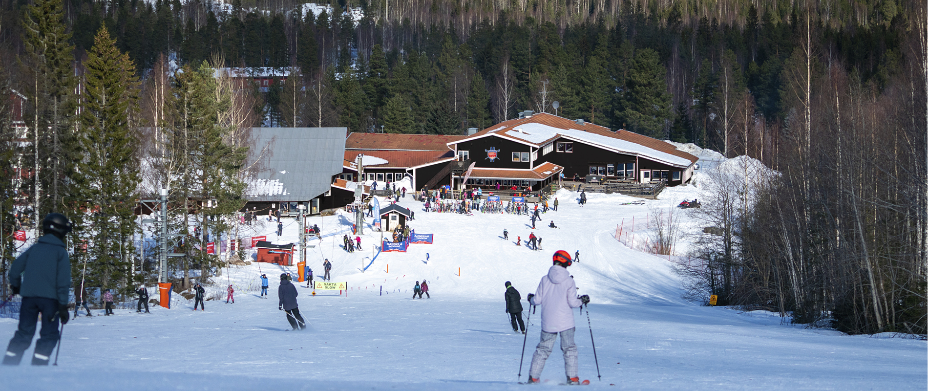 Badhusbacken med Lodge Hassela i bakgrunden