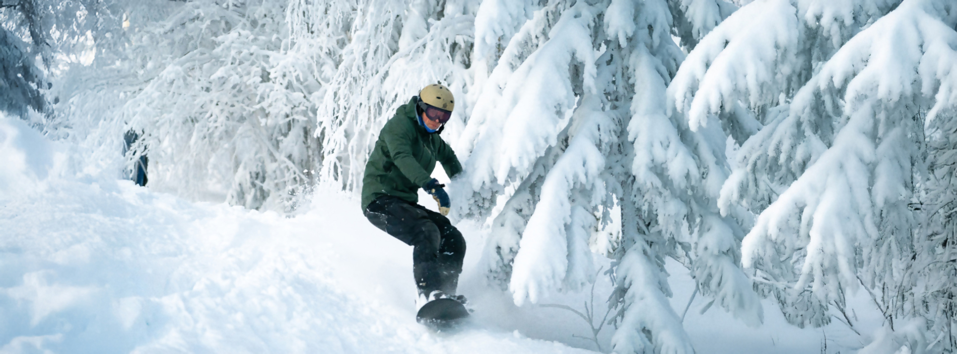 Snowboardåkare på väg ut i backen vid säsongens start.