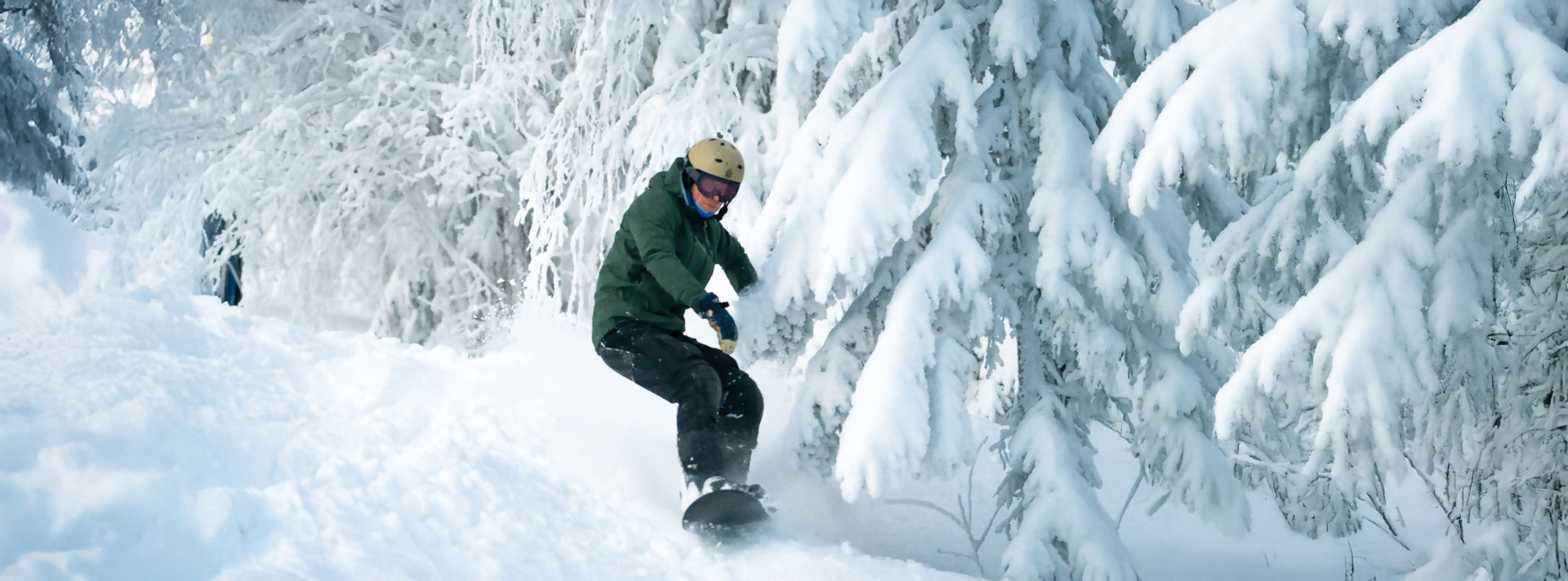 Snowboardåkare på väg ut i backen vid säsongens start.
