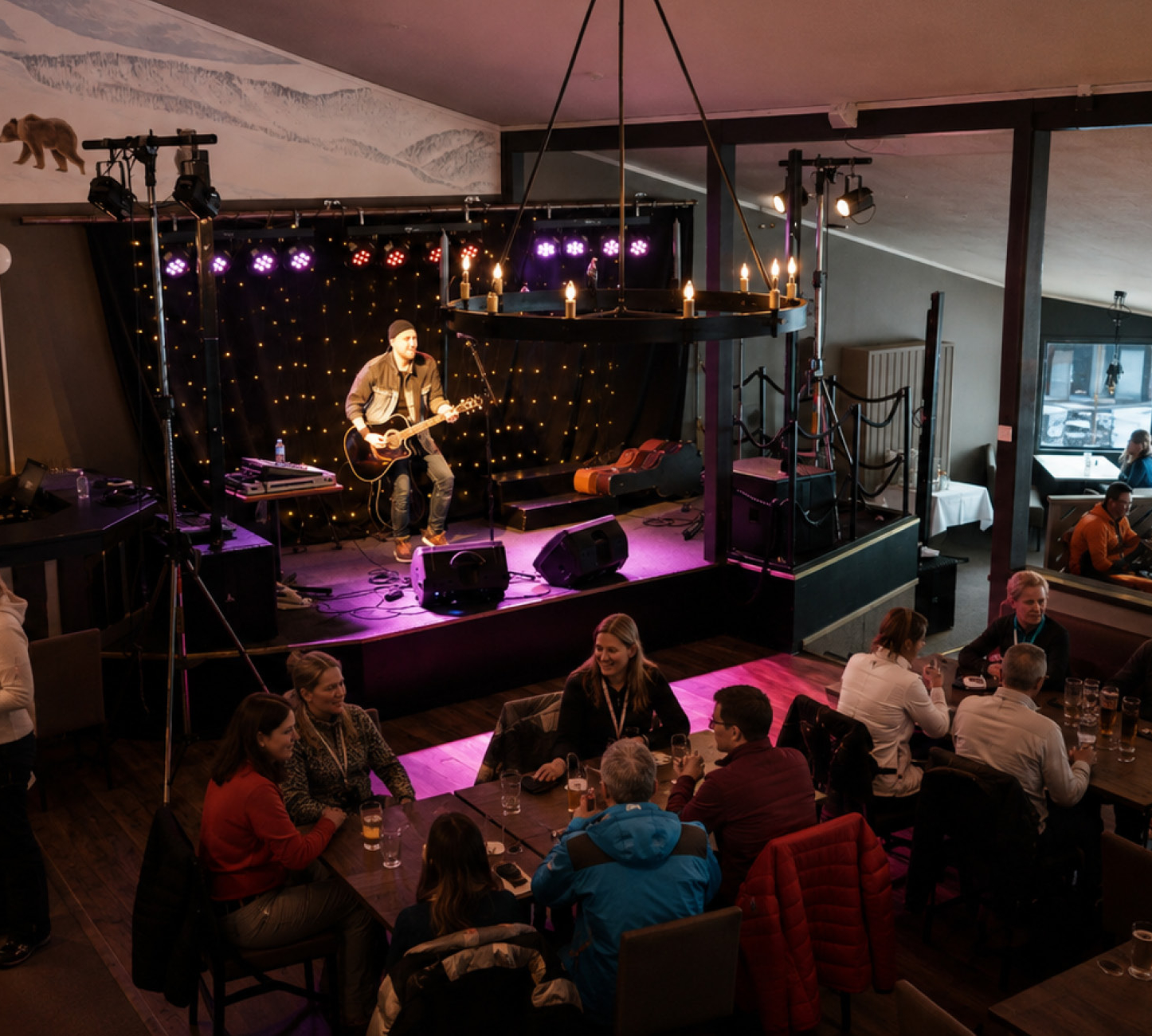 After Ski på Hassela Ski Resort med liveartist och konferensgäster som umgås i restaurangen.